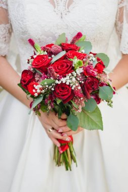 Düğün buketi gelin eller yakın çekim