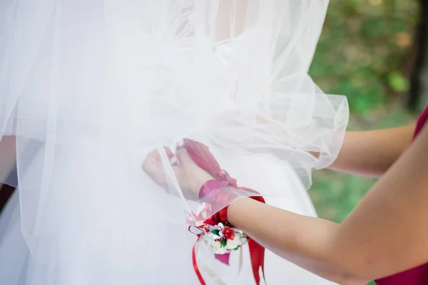 Namorada Ajuda Noiva Vestir Mãos Close — Fotografia de Stock