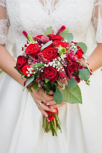 Düğün buketi gelin eller yakın çekim