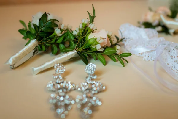 Flache Aufteilung Der Hochzeitsohrringe Strumpfbänder Und Boutonniere Draufsicht — Stockfoto