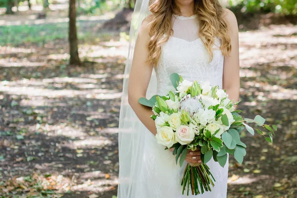 Mooie Bruid Mode Trouwjurk Natuurlijke Achtergrond Prachtige Jonge Bruid Ongelooflijk — Stockfoto