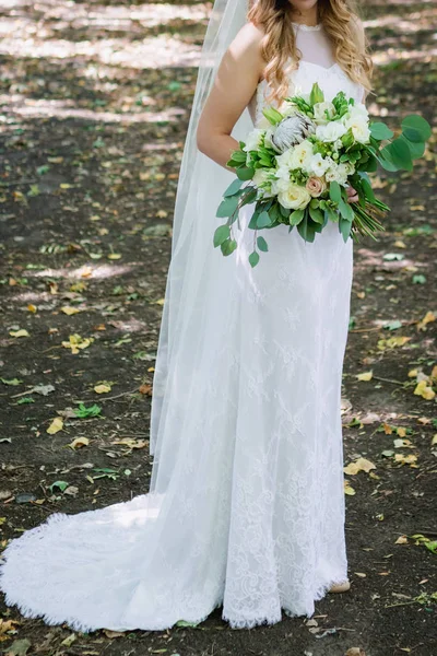 Mooie Bruid Mode Trouwjurk Natuurlijke Achtergrond Prachtige Jonge Bruid Ongelooflijk — Stockfoto