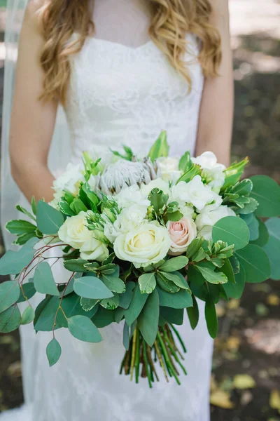 Mooie Bruid Mode Trouwjurk Natuurlijke Achtergrond Prachtige Jonge Bruid Ongelooflijk — Stockfoto