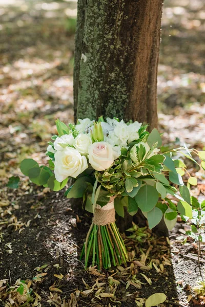 Bröllop Bukett Färska Pioner Och Rosor Grönt Gräs Nära Träd — Stockfoto