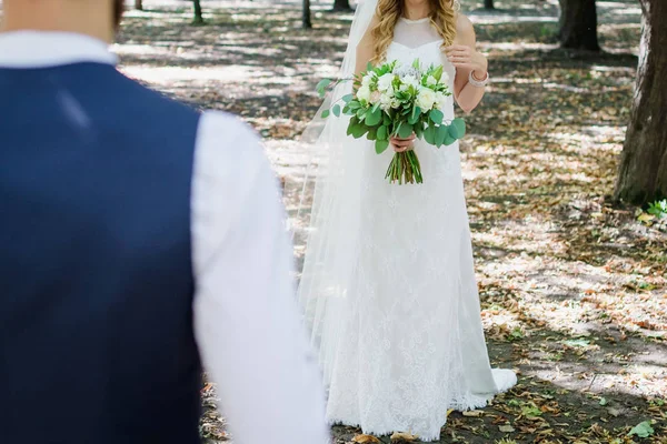 Jeune Couple Mariage Profitant Moments Romantiques Extérieur Sur Une Prairie — Photo