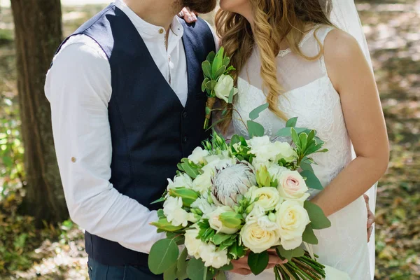 Joven Pareja Boda Disfrutando Momentos Románticos Fuera Prado Verano —  Fotos de Stock