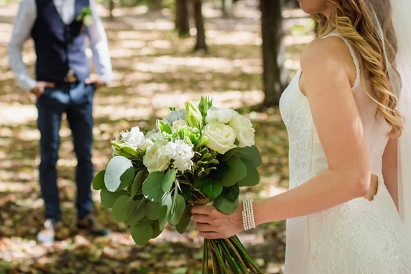 Unga Bröllop Par Njuter Romantiska Stunder Utanför Sommaräng — Stockfoto