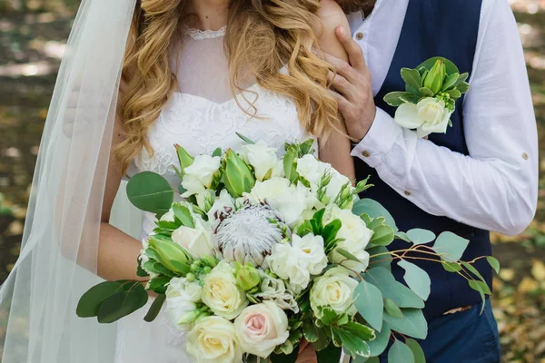 Jeune Couple Mariage Profitant Moments Romantiques Extérieur Sur Une Prairie — Photo