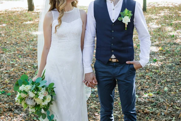 Joven Pareja Boda Disfrutando Momentos Románticos Fuera Prado Verano —  Fotos de Stock