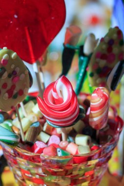 Lolipop arka plan. Selofan sarılı renkli lolly çıkar.