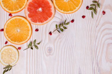 Narenciye meyve ikiye - portakal, limon, mandalina, greyfurt ahşap arka plan üzerinde böldüm