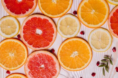 Narenciye meyve ikiye - portakal, limon, mandalina, greyfurt ahşap arka plan üzerinde böldüm