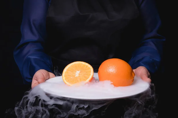 Тарелка фруктов в руке — стоковое фото