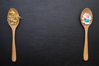 Sağlıklı beslenme. Tahta kaşık ve tıbbi hapları filizlenmiş mercimek