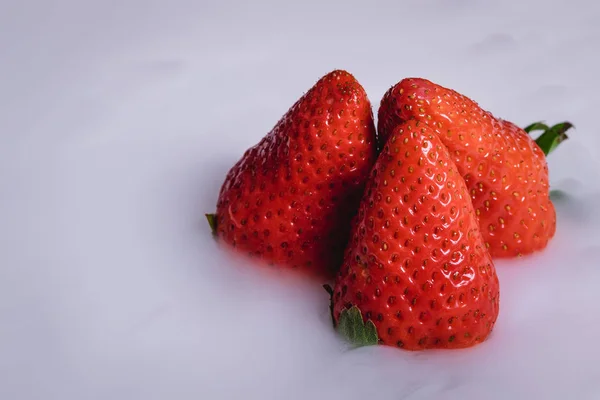 çilek ve kuru buz