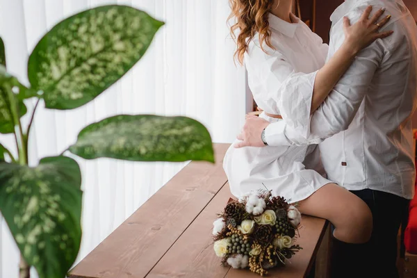 Bröllopsparet på bordet och en bukett bruden rustikt. Bröllop i stil med boho. — Stockfoto