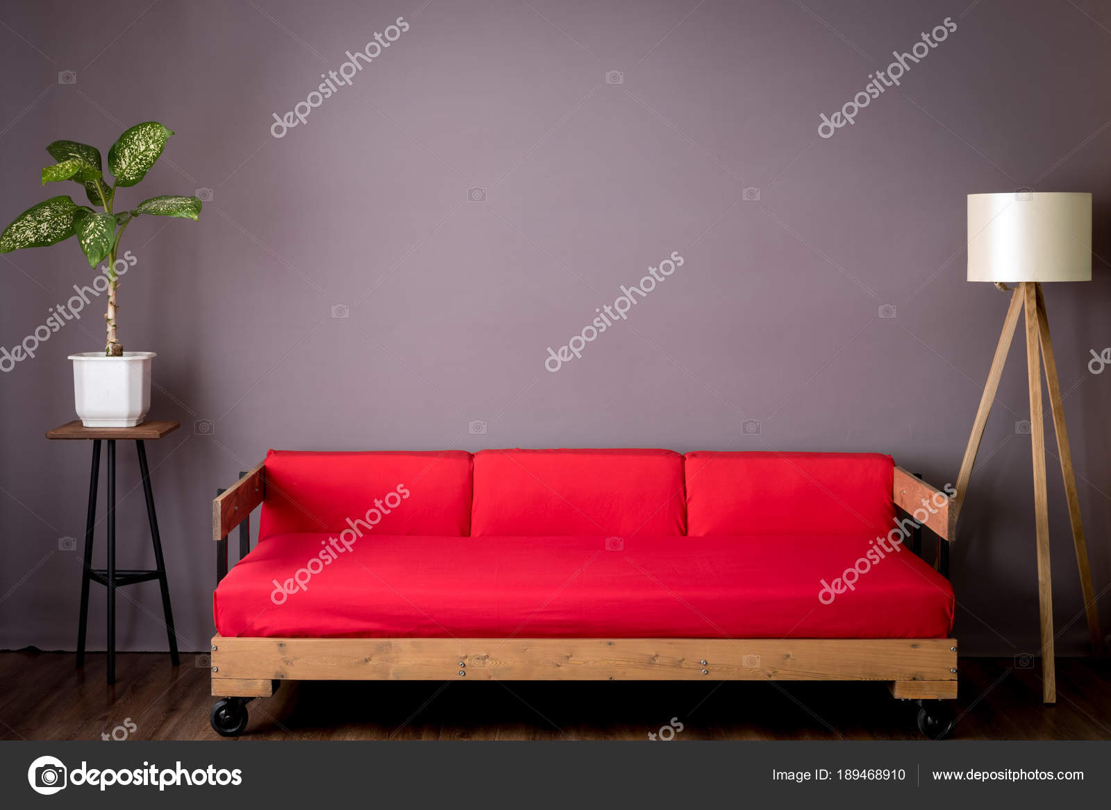 赤い部屋のソファ ランプ ロフト ストック写真 C Denysvynnyk 赤い部屋のソファ ランプ ロフト ストック写真 C Denysvynnyk
