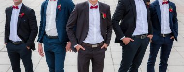 Damat ve arkadaşları bir restoranda poz