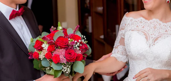 Primera mirada de pareja de boda en la mañana. Novia y novio. El primer encuentro de los novios . — Foto de Stock