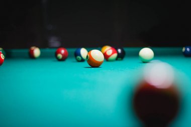 Topları ile bilardo masası. Yakın çekim.
