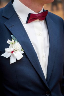 beyaz yaka çiçeği damat portre.