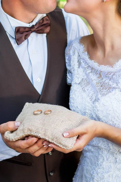 Anillos de boda en cojín rústico primer plano —  Fotos de Stock