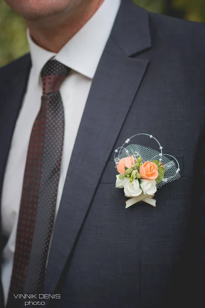 Witte corsages bruidegom closeup. — Stockfoto