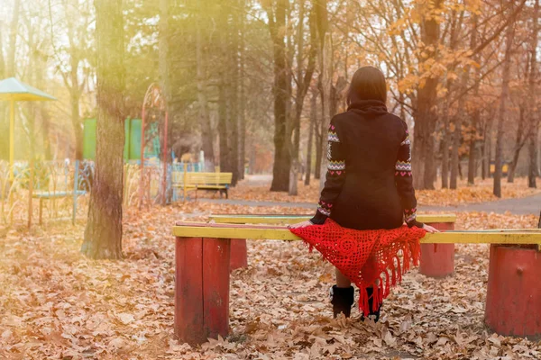 Arkadan Görünüm. Yalnız kız parkta bulanıklık park arka plan üzerinde rahatlatıcı. — Stok fotoğraf