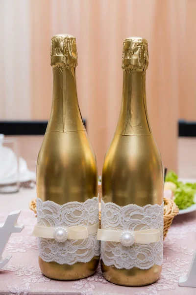 Champagne to the newlyweds on the table — Stock Photo, Image