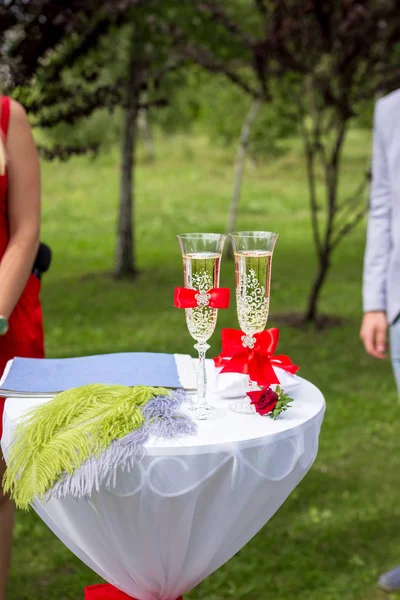 Champagne aux jeunes mariés sur la table — Photo
