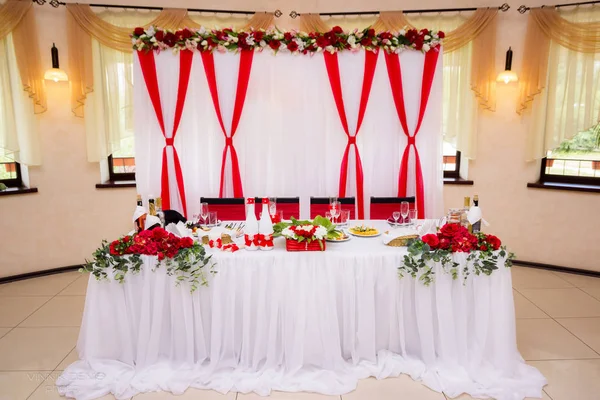 Decorações de casamento de cor branca e vermelha na mesa para recém-casados. Casamento celebração salão do banquete . — Fotografia de Stock