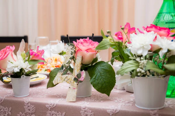 Wedding. Banquet. Flowers. The composition of red, white and green, standing on a table in the area of wedding party. — Stock Photo, Image