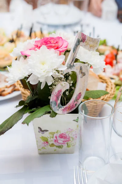 Wedding. Banquet. Flowers. The composition of red, white and green, standing on a table in the area of wedding party. — Stock Photo, Image