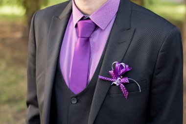 beyaz yaka çiçeği damat portre.