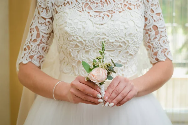 Noivo boutonniere nas mãos da noiva. Mão doce da noiva boutonniere do noivo . — Fotografia de Stock