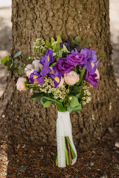 Ramo de novia de novia con flores de color púrpura se encuentra en una silla — Foto de Stock