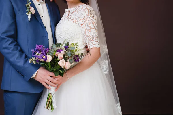 Novio con la novia, el ramo de la novia, la novia está sosteniendo un ramo, el novio abraza a la novia —  Fotos de Stock