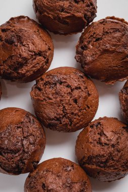 ahşap arka plan üzerinde çikolata mafin