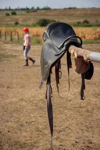 Horse saddle on rural fence — Stock Photo, Image