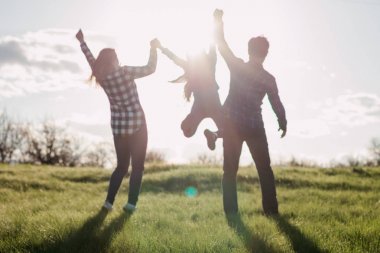 bulanıklık. Parkta, günbatımında mutlu aile yürüyüş