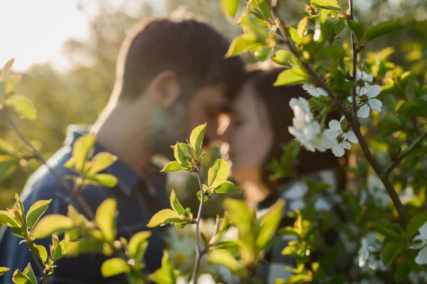 Una pareja con caras apasionadas quiere un beso. Concepto de amor y beso. Pareja enamorada en día soleado con puesta de sol en el fondo . — Foto de Stock