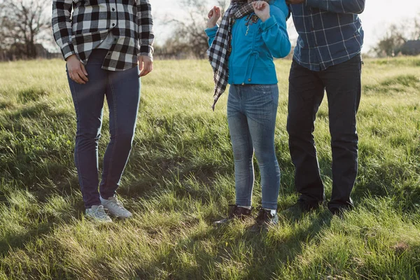 Családi séta a parkban, boldog, naplementekor — Stock Fotó