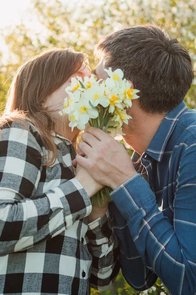 Una pareja con caras apasionadas quiere un beso. Concepto de amor y beso. Pareja enamorada en día soleado con puesta de sol en el fondo . — Foto de Stock