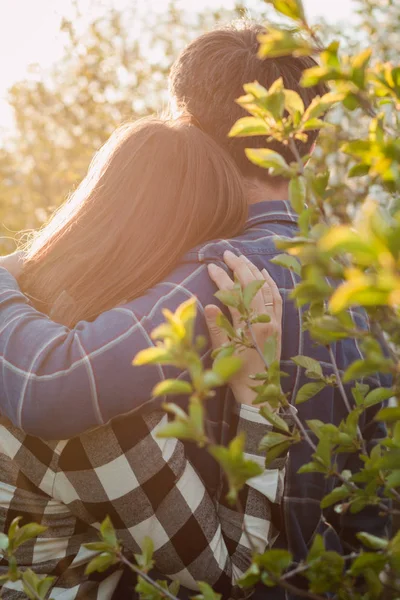 Couple avec des visages passionnés veulent baiser. Concept d'amour et de baiser. Couple amoureux le jour ensoleillé avec coucher de soleil sur le fond . — Photo