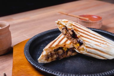 Meksikalı börek tavuk, biber ve fasulye ile. Üstten Görünüm