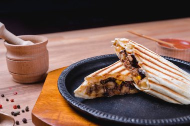 Meksikalı börek tavuk, biber ve fasulye ile. Üstten Görünüm