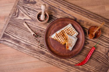 Meksikalı börek tavuk, biber ve fasulye ile. Üstten Görünüm