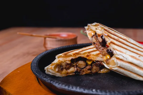 Meksikalı börek tavuk, biber ve fasulye ile. Üstten Görünüm