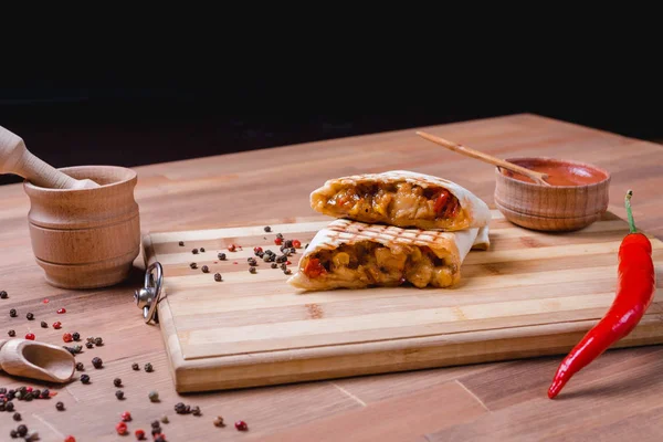 Meksikalı börek tavuk, biber ve fasulye ile. Üstten Görünüm