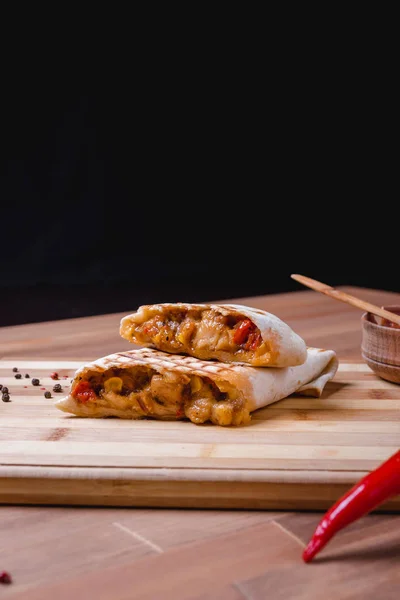 Meksikalı börek tavuk, biber ve fasulye ile. Üstten Görünüm